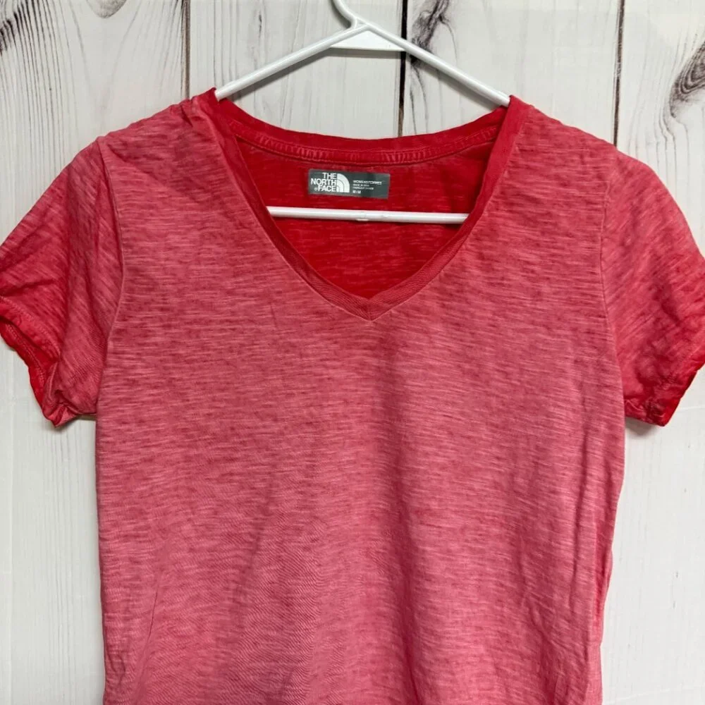 The North Face Women’s V-Neck Tee Medium Heather Red Ombre EUC - Picture 2 of 9